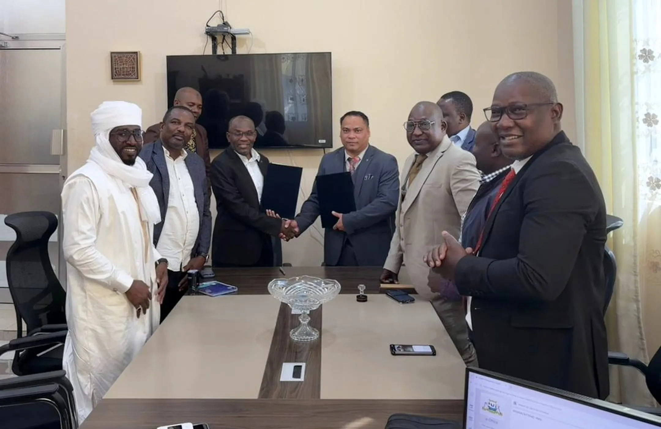 Signature of the agreement with the Revolutionary Government of Zanzibar, documents exchanged before the delegations